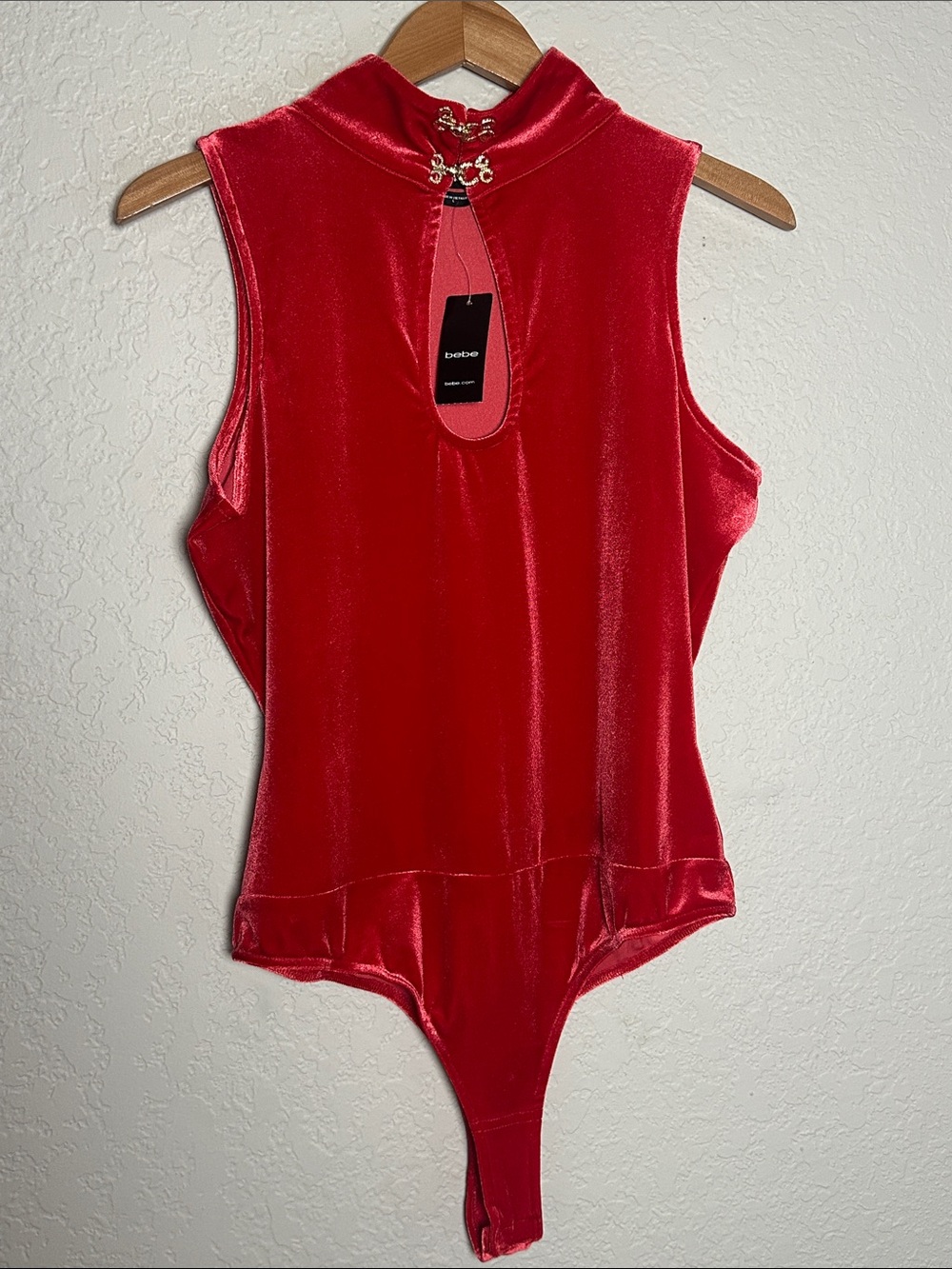 bebe Red Velvet High Neck Keyhole Bodysuit Gold Clasp Accent Sexy Date Night GNO